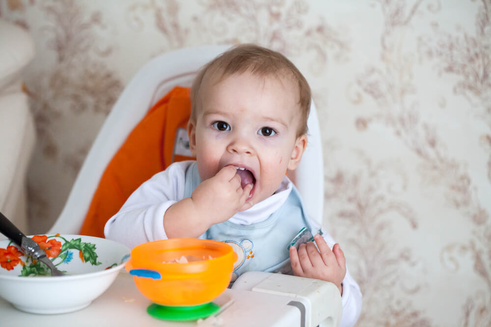 Dziecko jedzące rączką